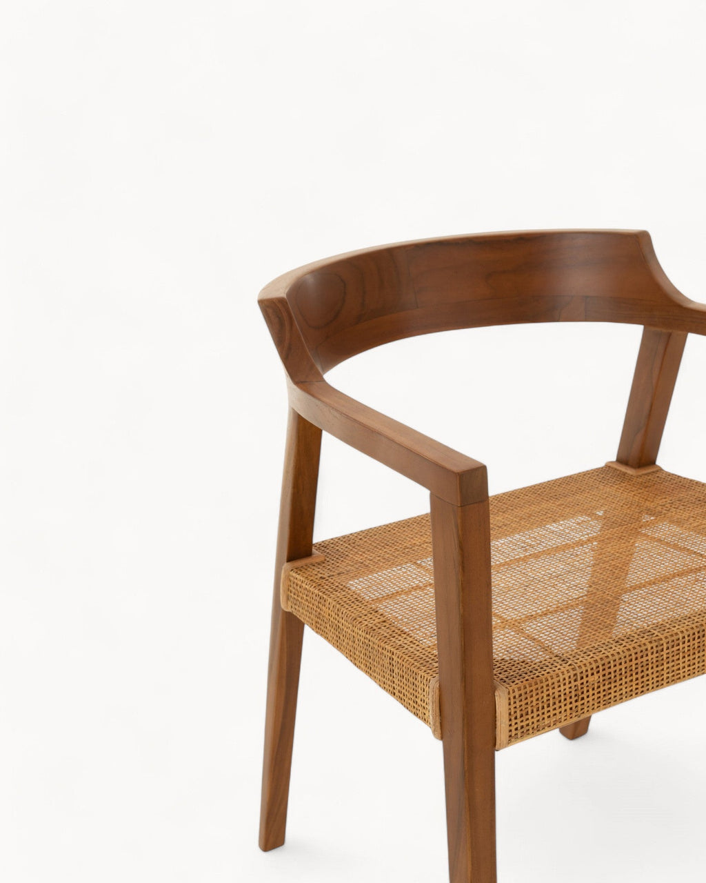 Emma Spisestuestol i Teak og Rattan – Komfortabel Brun Stol til Spisestue med Tidløst Design 4