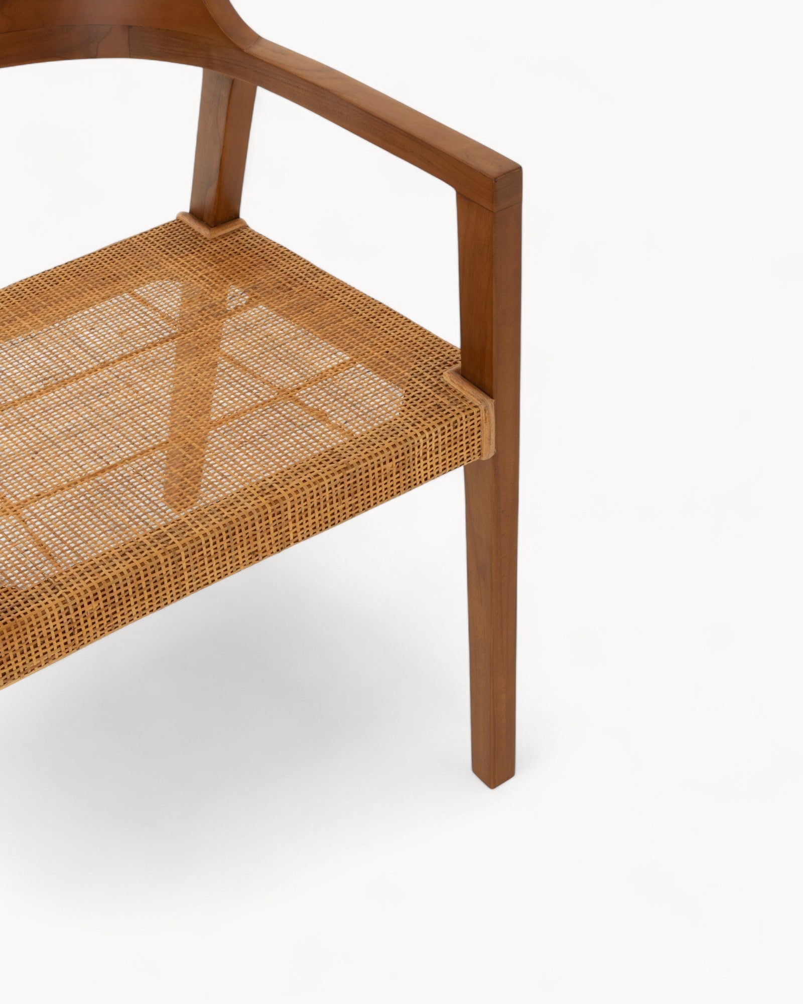Emma Spisestuestol i Teak og Rattan – Komfortabel Brun Stol til Spisestue med Tidløst Design 5