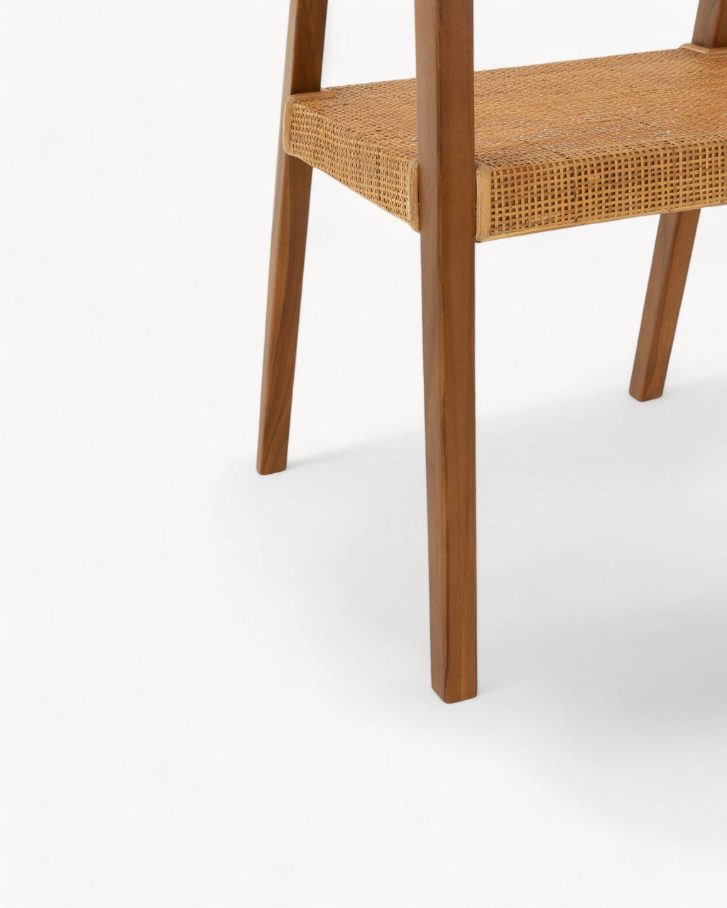 Emma Spisestuestol i Teak og Rattan – Komfortabel Brun Stol til Spisestue med Tidløst Design 6