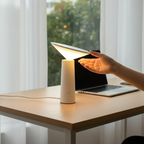 SYLFORM Moderne Dæmpbar Bordlampe med 360° Drejelig Skærm – Sort/Hvid LED Belysning til Indendørs og Udendørs Brug