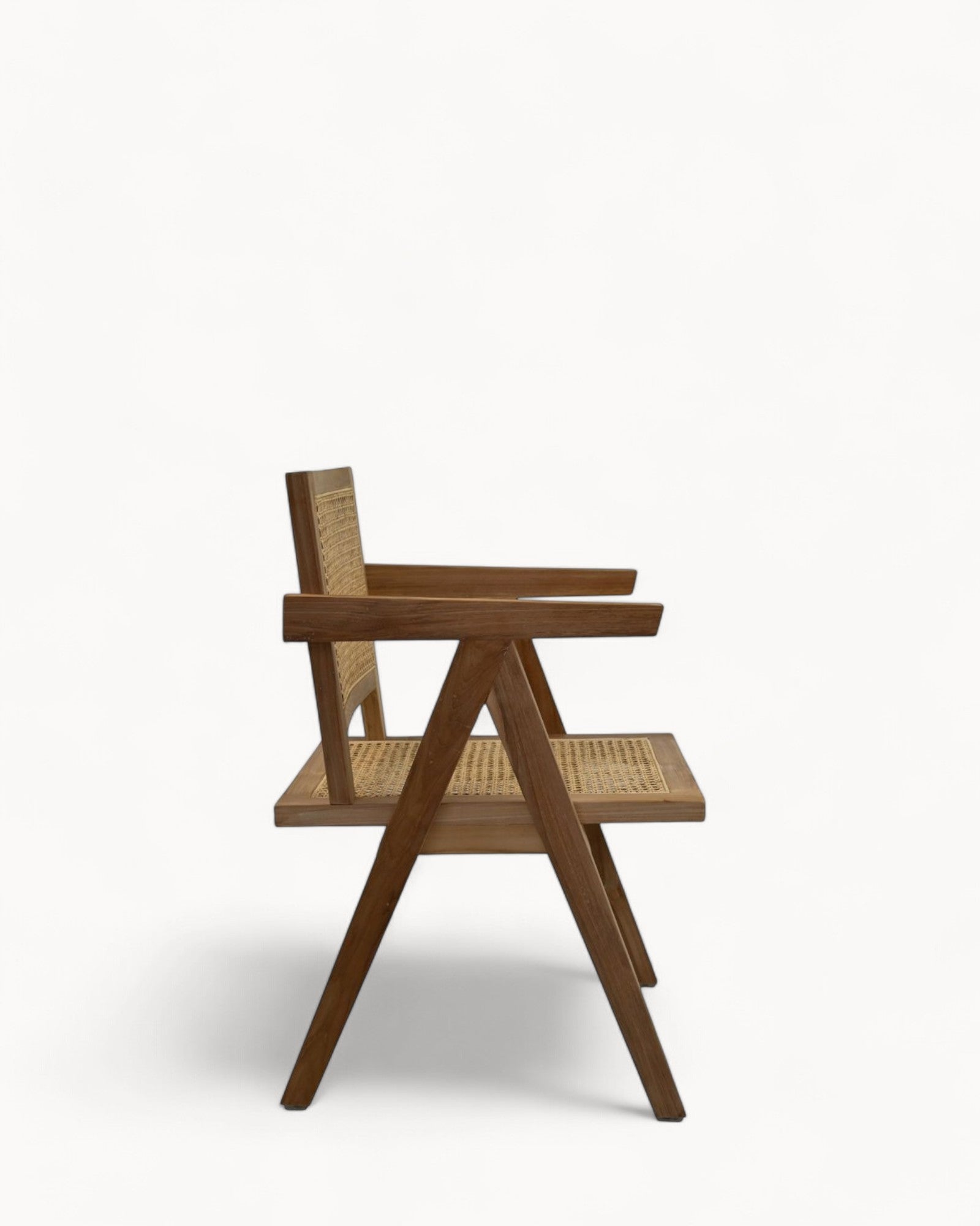 Spisestuestol med Armlæn i Teak og Rattan – Komfortabel Boho Stolsdesign til Spisestuen og Terrassen 1